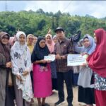 SMAN 12 Maros Serahkan Bantuan Korban Kebakaran