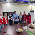 Disdik Terima Cenderamata di Pelepasan Mahasiswa Magang Unhas