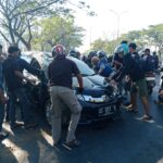 Mobil Honda Mobilio Hantam Trotoar Depan Kampus UMI
